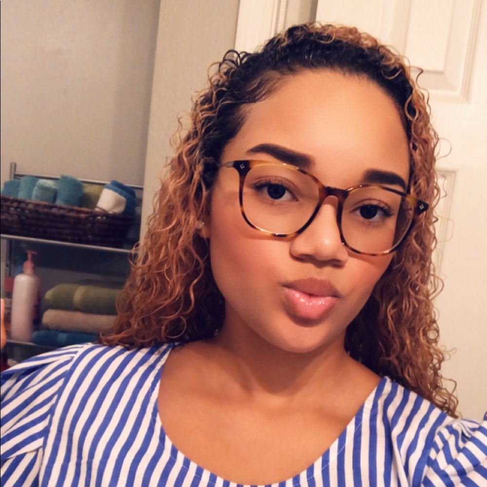 Meet your Posher, Alexya